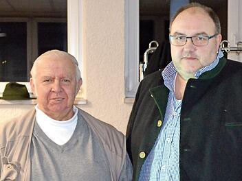 Edgar Hoh (links) wurde für seine Verdienste durch Vorsitzenden Thomas Leimeister zum Ehrenmitglied ernannt.  Foto: Thomas Micheel