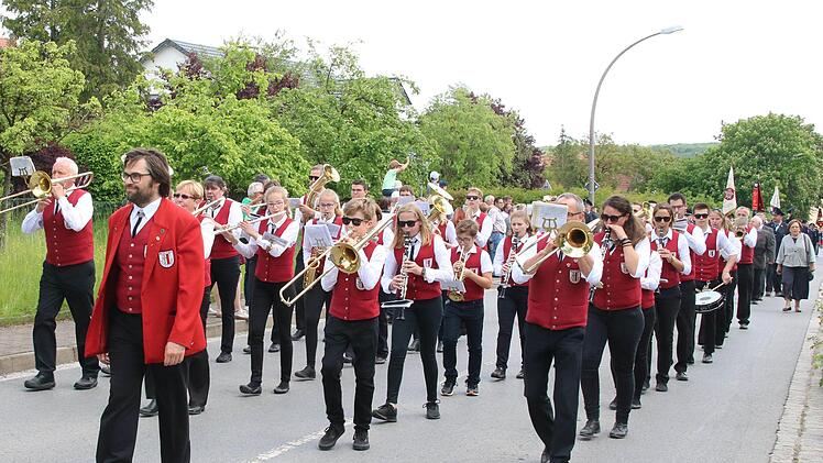 Der Musikverein Rannungen mit Dirigent Fabian Usleber an der Spitze  marschierte nicht nur beim Umzug mit, er spielte auch für die Gäste im  Festzelt zur Unterhaltung und beim Festgottesdienst. Foto: Dieter Britz