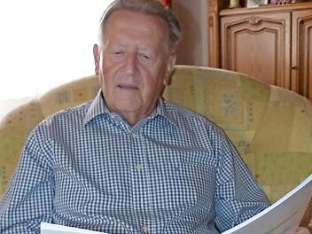 Gerne liest Altbürgermeister und Ehrenbürger Fred Popp in den Unterlagen seiner Heimatgemeinde.  Foto: Klaus-Peter Wulf