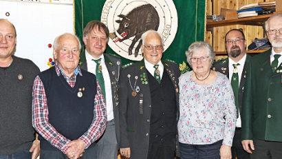 Die Vereinsjubilare sowie Mitglieder, die für besondere Verdienste geehrt wurden, von links: Martin Scheler, Rudolf Dominka, Alexander Braunreuther, Joseph Borschert, Heidi Borschert, Schützenmeister Carsten Präger und Gauschützenmeister Norbert Mahr  Fotos: di
