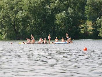 Ob ge&ouml;ffnet oder nicht: So eng wie in vergangenen Sommern werden die Besucher von Freibad und Badesee in dieser Saison wohl nicht beieinander verweilen d&uuml;rfen. Foto: Matthias Einwag/Archiv