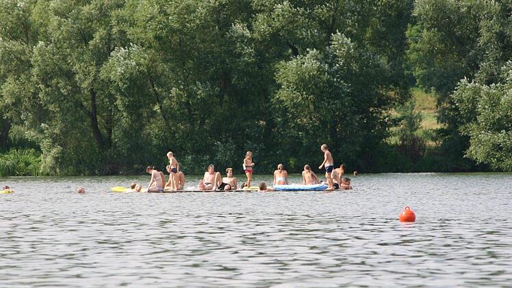 Ob ge&ouml;ffnet oder nicht: So eng wie in vergangenen Sommern werden die Besucher von Freibad und Badesee in dieser Saison wohl nicht beieinander verweilen d&uuml;rfen. Foto: Matthias Einwag/Archiv