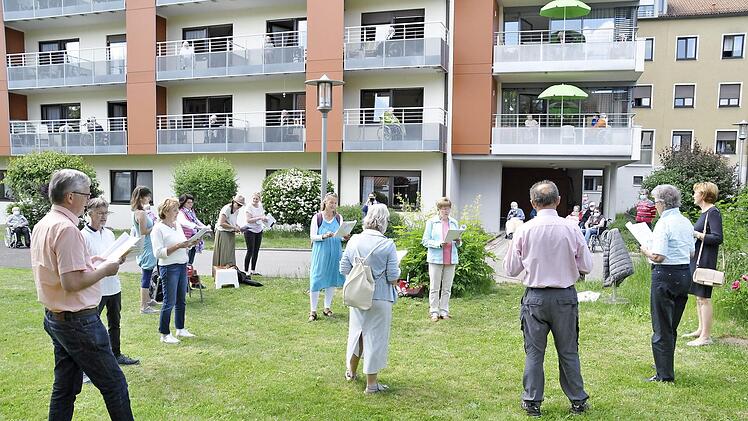 Viele schlossen sich den Sängern auf der Wiese an. Wer nicht konnte, lauschte auf seinem Balkon der Musik der Hospizbegleiter mit Gitarre und Chor.  Fotos: Peter Klopf
