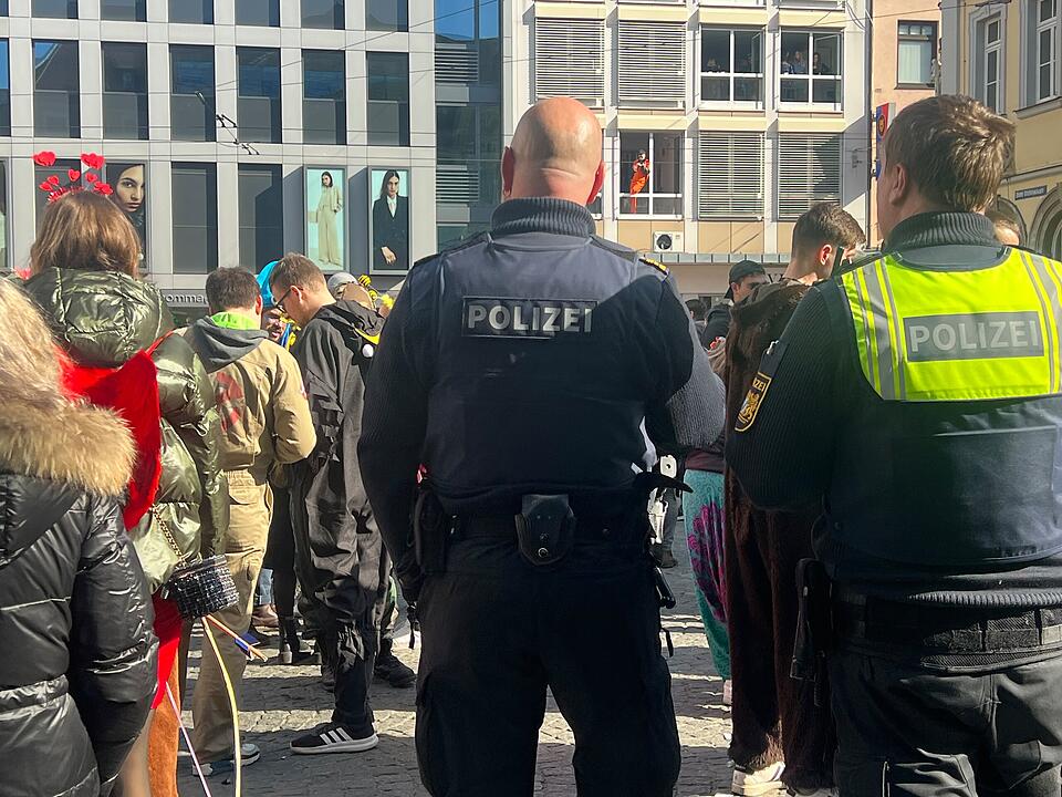 Bei Sonnenschein feierten rund 100.000 Menschen den Fasching.
