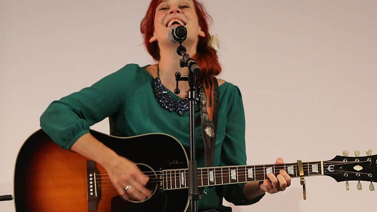 Rechts Diane Weigmann, die nach Meinung eines Kritikers die Gitarre "wie ein Cowboy" spielen kann.