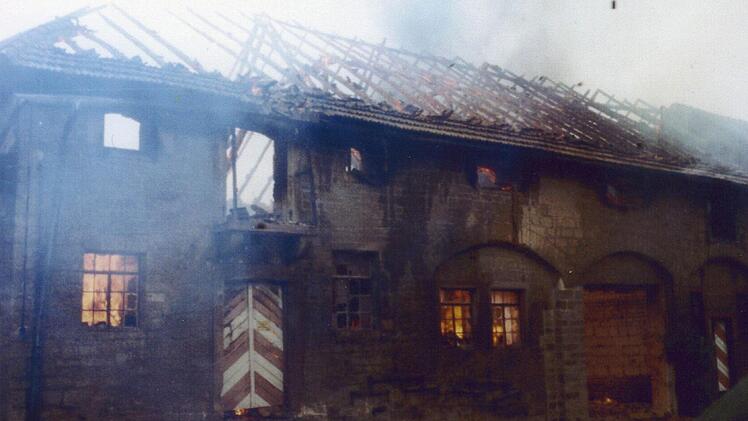 Die Flammen zerstören 1977 den Pferdestall.Foto: Privatarchiv Josef Kirchner