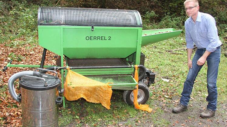 Eine Maschine siebt die Bucheckern und trennt sie noch im Wald von ebenfalls herabgefallenen Blättern. Foto: Sonja Adam