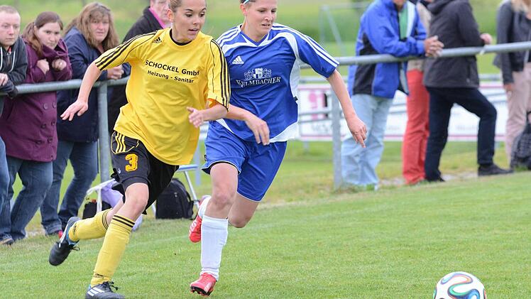 Celine Hartmann (links) zeigt sich im Bezirks-Pokalfinale &auml;u&szlig;erst lauffreudig und holte den Elfmeter zum 3:0-Endstand heraus. Foto: herzopress