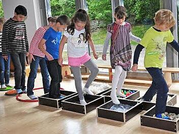Großen Spaß machte den Kindern der Klasse 1e der Grundschule Haßfurt am Dürerweg und der Partnerklasse der Lebenshilfe der Bewegungsparcours in der Franz-Ludwig-von-Erthal-Schule.  Foto: Ulrike Langer