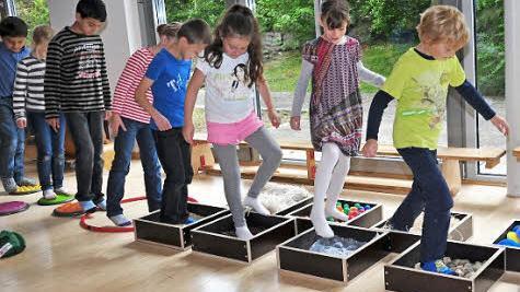 Großen Spaß machte den Kindern der Klasse 1e der Grundschule Haßfurt am Dürerweg und der Partnerklasse der Lebenshilfe der Bewegungsparcours in der Franz-Ludwig-von-Erthal-Schule.  Foto: Ulrike Langer