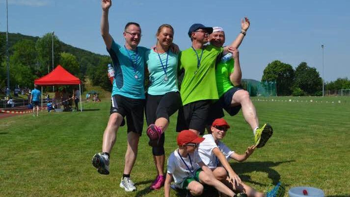 Glücksgefühle im Ziel: Die Ramsthaler Laufgruppe hat die zehn Kilometer geschafft. Foto: privat
