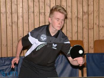 Obwohl der junge Nico Trebes vom DJK-SV Neufang in Windheim seine beiden Einzel gewann, musste sich seine Mannschaft am Ende mit 7:9 beugen. Foto: Hans Franz