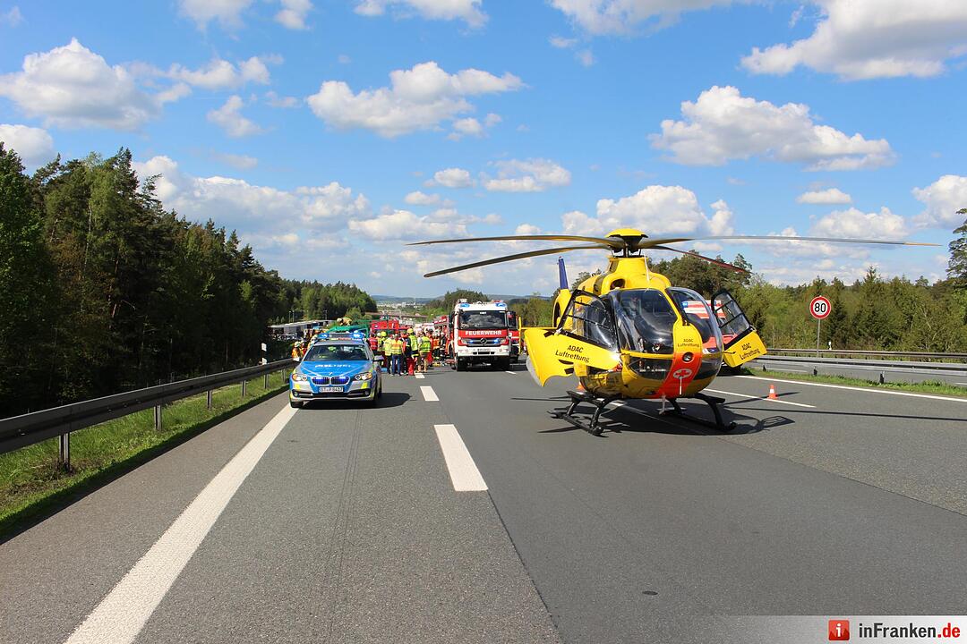 A9: Kleintransporter prallt gegen Heck eines Lkws – drei Menschen schwer verletzt