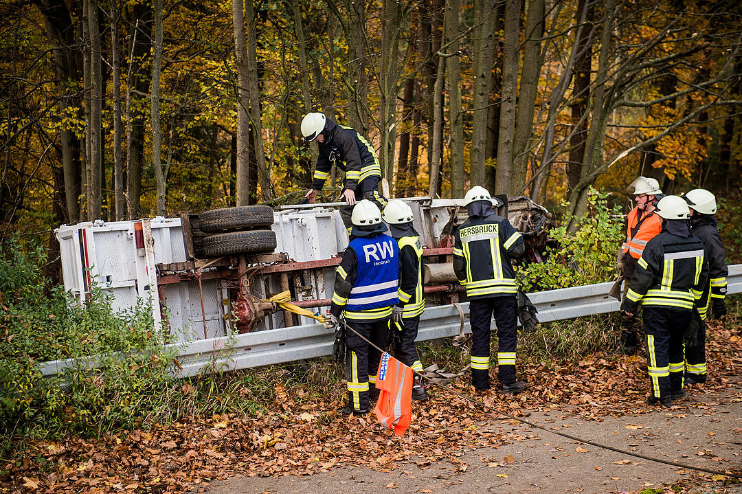 A6 bei Nürnberg: Transporter prallt in Baum - ein Toter