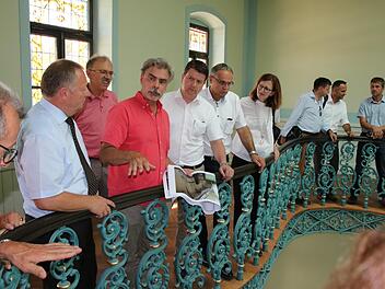 Architekt Christian Teichmann (Bildmitte) berichtete über Details der Sanierung des Luitpoldbades. Den Kreisräten schloss sich spontan die neue Kurdirektorin Sylvie Thormann (rechts) an.  Foto: Ralf Ruppert