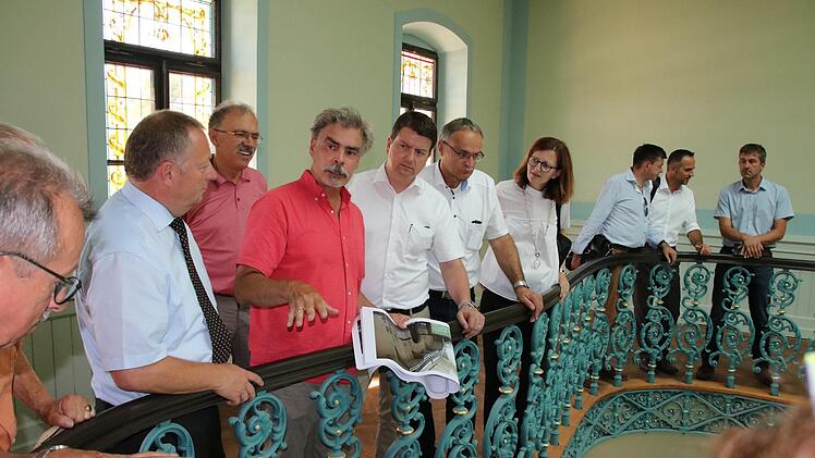 Architekt Christian Teichmann (Bildmitte) berichtete über Details der Sanierung des Luitpoldbades. Den Kreisräten schloss sich spontan die neue Kurdirektorin Sylvie Thormann (rechts) an.  Foto: Ralf Ruppert