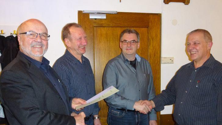 Heinz Amling (links) und Anton Ziegler (rechts) ehren Ludwig Geiling (Zweiter von links) und Werner Schlembach für ihre langjährige Mitgliedschaft.  Foto: Anton Then