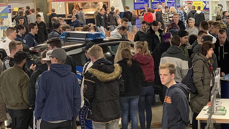 Das Polizeiauto in der Aula der Berufsschule sorgte f&uuml;r Aufmerksamkeit. Foto: Sonny Adam