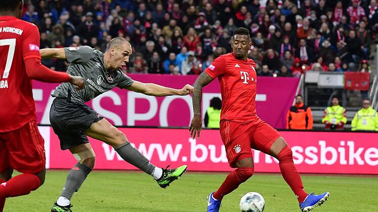 FCN-St&uuml;rmer Michael Frey (M.) erzielt das 1:0. Bayerns  Abwehrspieler Jerome Boateng kann nicht mehr eingreifen. Foto: ISPFD