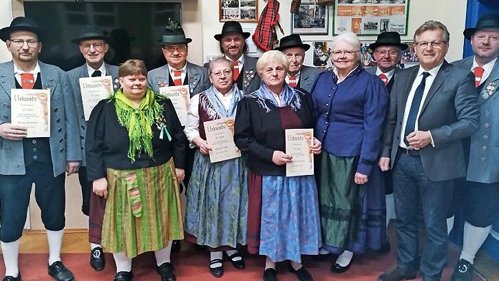 Aktive Gautrachtentr&auml;ger wurden f&uuml;r 25 und 40 Jahre Treue ausgezeichnet (hintere Reihe von links): Martin Buckreus, Thomas Rauh, Gerd Kreul, Vorsstandsmitglied Stefan N&uuml;chterlein, Siegfried Kreul, Renate Koch, Norbert Kreul, B&uuml;rgermeister Rainer D...