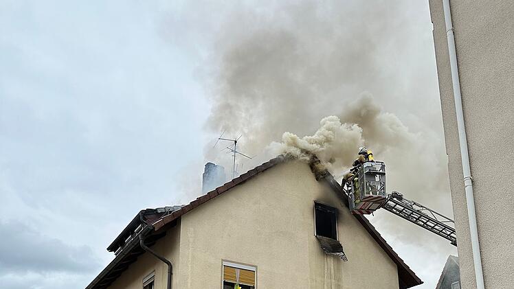 Brand in Kronach: Hohe Flammen schlagen aus dem Dach