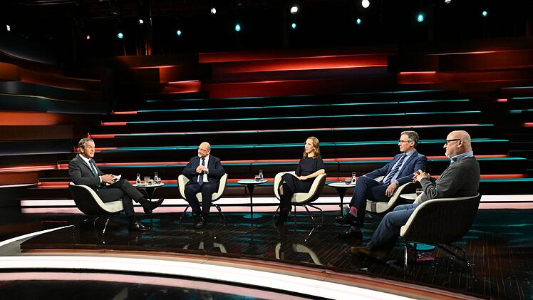Am Dienstagabend diskutierte Markus Lanz (links) mit Ex-SPD-Chef Martin Schulz (zweiter von links), Journalistin Alice Bota (Mitte), Journalist Daniel Friedrich Sturm (zweiter von rechts) und ZDF-Korrespondent Ulf Röller.