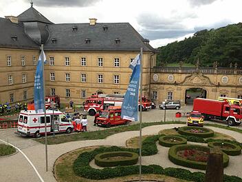 Im Innenhof der Klosteranlage waren Feuerwehren und Rettungsdienst stationiert. Foto: Landratsamt