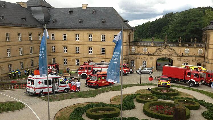 Im Innenhof der Klosteranlage waren Feuerwehren und Rettungsdienst stationiert. Foto: Landratsamt