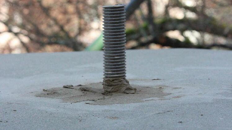 Ein Gewindestift im Sockel stabilisiert den steinernen Vogel.