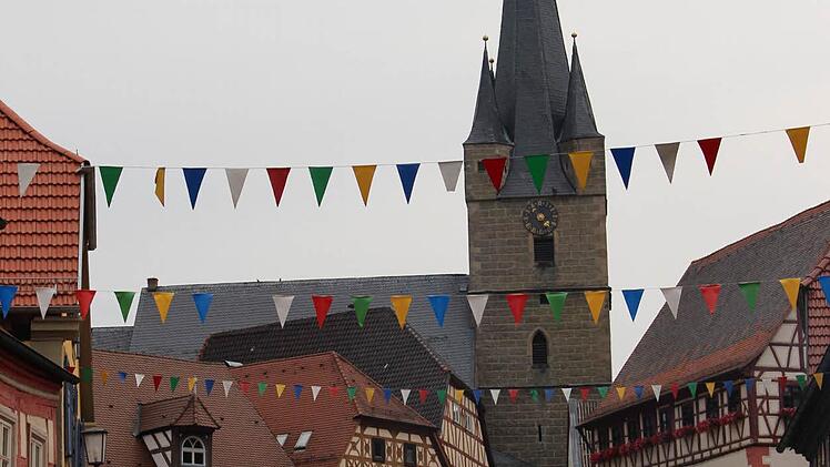 Bereits am Nachmittag war das Weinfest recht gut besucht. Sicher auch wegen der idyllischen Atmosphäre, die der Marktplatz versprüht. Foto: Sina Mattheus