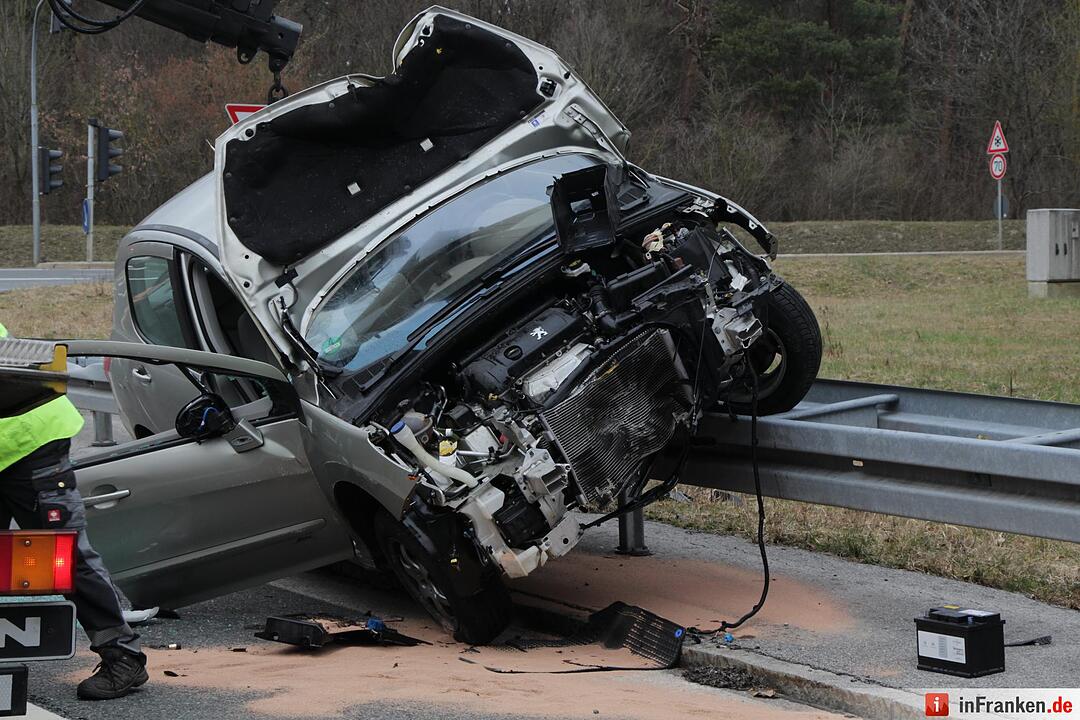 Fahrzeug rammt Verkehrsschild und landet auf Gegenfahrbahn