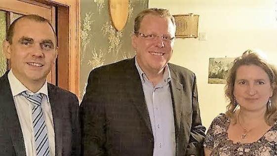 Marcus P&ouml;hlmann wurde f&uuml;r seine 25- j&auml;hrige Mitgliedschaft bei der CSU geehrt, von links CSU-Ortsvorsitzender Alexander Wunderlich, Marcus P&ouml;hlmann und stellvertretende CSU-Kreisvorsitzende Doris Leithner-Bisani  Foto: Werner Rei&szlig;aus