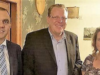 Marcus Pöhlmann wurde für seine 25- jährige Mitgliedschaft bei der CSU geehrt, von links CSU-Ortsvorsitzender Alexander Wunderlich, Marcus Pöhlmann und stellvertretende CSU-Kreisvorsitzende Doris Leithner-Bisani  Foto: Werner Reißaus