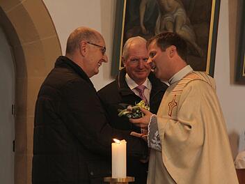Pfarrer Matthias Steffel übergibt an seine beiden Mesner Alfons Nützel und Reinhard König (Mitte) ein Präsent.  Foto: Mathias Erlwein