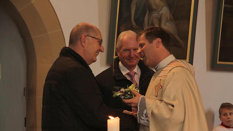 Pfarrer Matthias Steffel übergibt an seine beiden Mesner Alfons Nützel und Reinhard König (Mitte) ein Präsent.  Foto: Mathias Erlwein