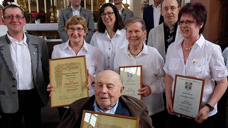 (V. l.): Vorsitzender Markus Schühler, Ingrid Egert, Edwin Bold, stellvertretende Vorsitzende Ursula Knüttel (hinten), Christa Schühler, Sängerkreis-Vorsitzender Siegfried Gottwald und Roswitha Mährlein. Gerd Schaar