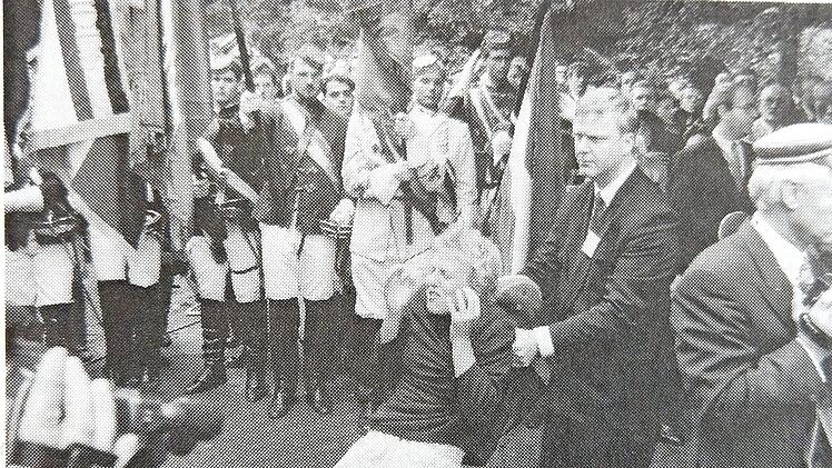 Eklat beim Totengedenken: Eine junge Frau, die die Rede mehrfach gestört hatte, wurde von CC-Ordnern gepackt und der Polizei übergeben.