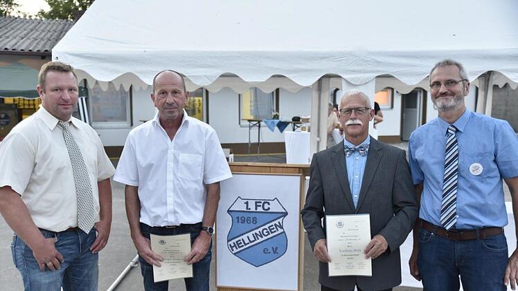 Zum Ende der Festveranstaltung hatten Wolfgang Hauck (rechts) und Daniel Wagner (links) noch ein besonderes Bonbon parat. Vorstand Charly Buld, Jürgen Wagner und in Abwesenheit Walter Winkler wurden für ihre außergewöhnlichen Verdienste um den FC Hellingen zu Ehrenmitgliedern ernannt.