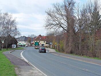 Wie sollen Rothwind und Fassoldshof gestaltet werden, wenn die Bundesstraße einmal aus dem Ort verlegt worden ist? Dazu will die CSU einen Wettbewerb mit Bürgerbeteiligung durchführen. Foto: Archiv/Peter Müller