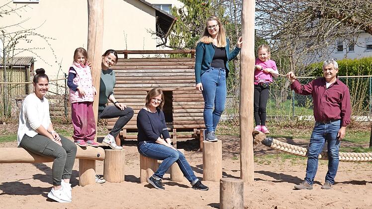 Die Leitung des Kindergartens, der Förderverein und vor allem die Kinder freuen sich über die neuen Geräte. Rechts Bürgermeister Ludwig Nagel
