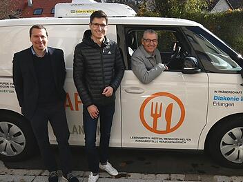 Große Freude herrschte über den neuen VW ID Buzz für die Tafel-Ausgabestelle Herzogenaurach. Bei der Übergabe waren mit dabei (von links): Elke Bollmann (Leitung Soziale Dienste der Diakonie Erlangen), Johannes Sikorski (Teamleitung der Erlanger T...