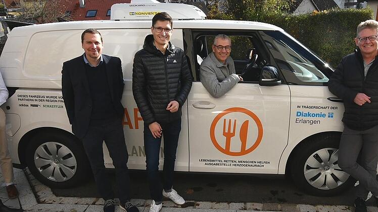 Große Freude herrschte über den neuen VW ID Buzz für die Tafel-Ausgabestelle Herzogenaurach. Bei der Übergabe waren mit dabei (von links): Elke Bollmann (Leitung Soziale Dienste der Diakonie Erlangen), Johannes Sikorski (Teamleitung der Erlanger T...