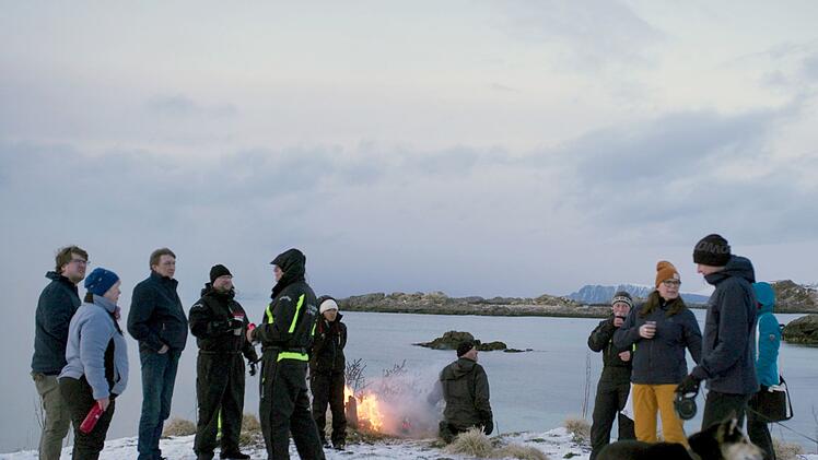 Im kleinen Dorf St&oslash;en auf den abgelegenen norwegischen Vester&aring;len-Inseln n&ouml;rdlich des Polarkreises bilden Menschen aus 14 Nationen eine verschworene Gemeinschaft: Hier k&uuml;mmert sich jeder um den anderen.