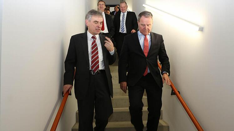 Minister Heubisch (rechts) und Isat-Leiter Gerhard Lindner beim Rundgang.