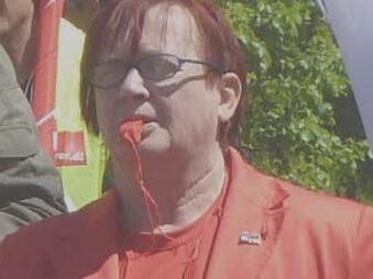 Christa P. Meist ist Landtagskandidatin der Linken. Unser Bild entstand kürzlich bei Streikaktionen in Marktredwitz. Foto: privt