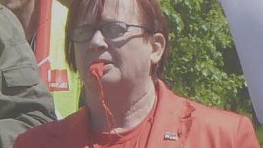 Christa P. Meist ist Landtagskandidatin der Linken. Unser Bild entstand kürzlich bei Streikaktionen in Marktredwitz. Foto: privt