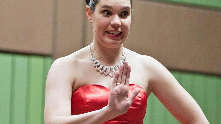 Als wandlungsfähig Solistin begeisterte die Sopranistin Andrea Chudak beim Neujahrskonzert in Neustadt. In dieser Szene singt sie die Adele aus der "Fledermaus" ("Spiel ich die Unschuld vom Lande"). Fotos: Jochen Berger