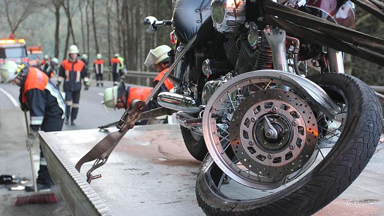 Auf der Bundesstraße 85 hat sich am spaeten Sonntagnachmittag (30.03.2014) zwischen Ruecksmuehle und Weissenbrunn ein schwerer Motorradunfall ereignet, bei dem 3 Personen schwer verletzt wurden. Nach Angaben der Polizei kam ein Motorradfahrer zu weit nach links und erwischte ein ihm entgegenfahrendes Motorrad mit einen verheirateten Paerchen. Drei Rettungshubschrauber waren im Einsatz, ausserdem Feuerwehr, BRK und THW. Zur genauen Klaerung der Unfallursache wurde ein Sachverstaendiger hinzuge...