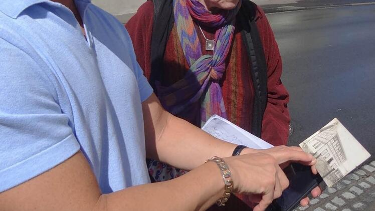 Auf dem Weg durch Ermershausen konnte Jeffrey Kolson auch das ehemalige Wohnhaus von dem Viehändler Moses Fichtelberger und seiner Frau Mina (geborene Stern) finden. Damals hatte es noch Fachwerk und die Hausnummer 20. Mit im Bild Cordula Kappner.