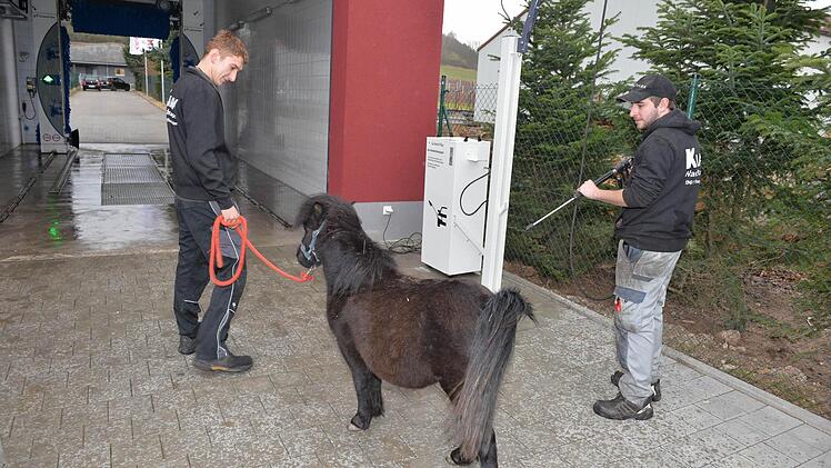 Zur Höheneinstellung wird bei "Siggi" Maß genommen und gleich probe-vorgesprüht.Foto: Ronald Rinklef